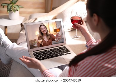 Mujer con copa vino