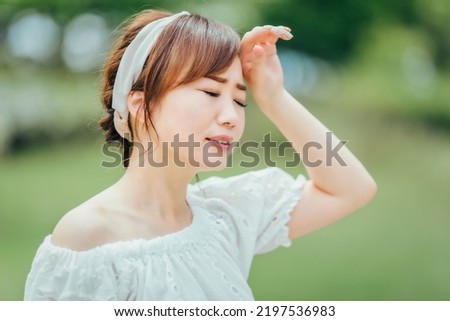 Woman in green (hot, heat stroke)