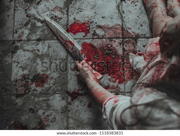 血まみれのナイフを持つ女性の手 サイコの女性はナイフで自傷する 血と手首の切り傷だらけの手 床に血が滴り落ちる ハロウィーンのコンセプト 自殺のコンセプト 自己傷害のコンセプト の写真素材 今すぐ編集 1511