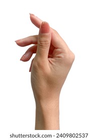 Una mujer sostiene a mano un objeto, algunos como una carta en blanco aislada en un fondo blanco. Gesto de mano sosteniendo algo.