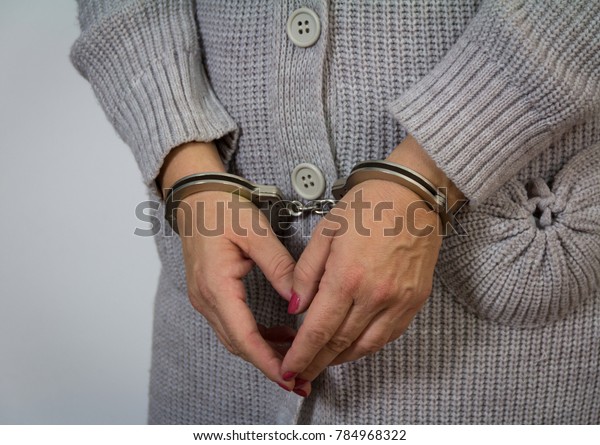前に手錠をかけた女性 殺人で逮捕される の写真素材 今すぐ編集