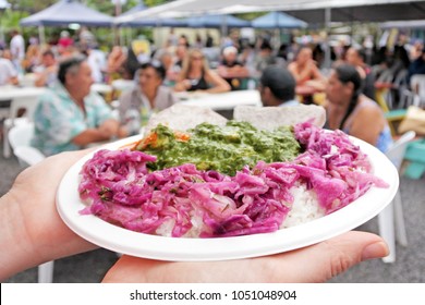 Woman Hands Carry Chicken Rukau Dish Served In A Plate In Rarotonga Night Market, Cook Islands.Food Background And Texture. Copy Space