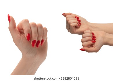 Manos de mujer con las uñas rojas aisladas en un fondo blanco. Esmalte de uñas rojo. 