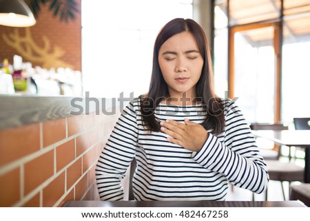 Woman has chest pain in the cafe