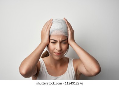  A Woman Has A Concussion Headaches                            