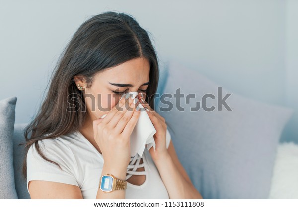 女がくしゃみをする 若い女性はインフルエンザにかかっていて くしゃみをしている 病気 季節性のウイルス問題のコンセプト 風邪でくしゃみをしている女性 熱と寒さ 季節性のインフルエンザとウイルス の写真素材 今すぐ編集