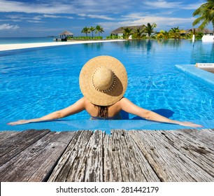 Una mujer en ese momento relajándose en la piscina 