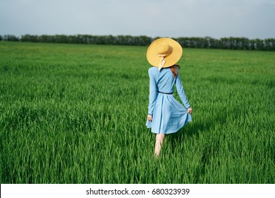 Woman Hat Walks Field Stock Photo 680323939 | Shutterstock