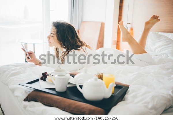 Mujer Desayunando En La Habitación Del Hotel Y Mirando Al Teléfono