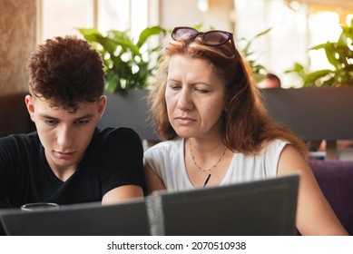 A Woman And Her Teenage Son Order Food Together In A Cafe, They Are Going To Eat And Discuss An Important Topic, Communicate, The Guy Needs To Choose A College To Study