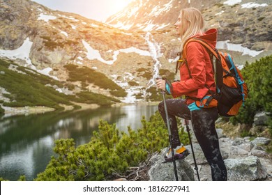 Wanderwanderer, Wander-Rucksacktouristen-Camper, der bei sonniger Sonne auf dem Berggipfel wandert. Schöne Aussicht auf die Berglandschaft.