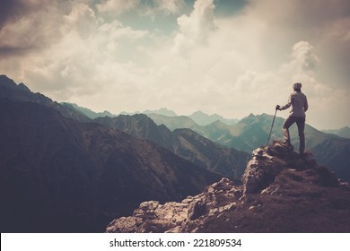 Женщина путешественница на вершине горы 