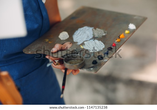how to hold a painter's palette