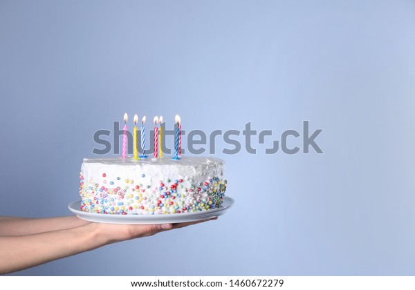 Femme Tenant Un Gateau D Anniversaire Avec Photo De Stock Modifier Maintenant