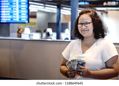 Woman Holding Cash Money Counting Yen The Concept Of Money Exchange In Tourism. Japan Spe 2018