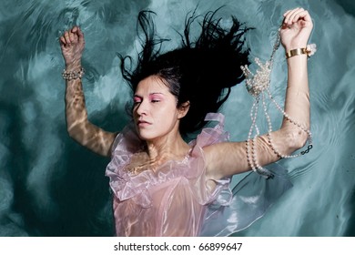 6,706 Woman floating underwater Images, Stock Photos & Vectors ...