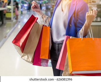 woman holding shopping bag in mall
