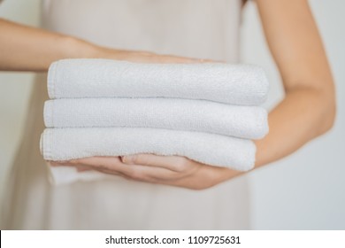 75,280 Holding towels Images, Stock Photos & Vectors | Shutterstock