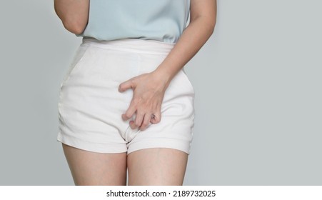 Woman Itch And Scratch Vagina Cause From Vaginal Discharge Problem.