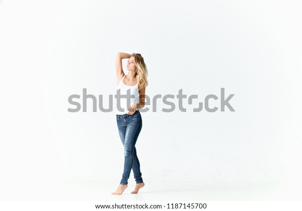 Woman Jeans Crossed Her Legs On の写真素材 今すぐ編集 1187145700