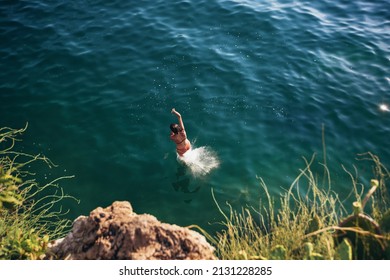 281 Woman jumping off cliff Images, Stock Photos & Vectors | Shutterstock