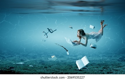 Frau mit Laptop unter Wasser. Gemischte Medien