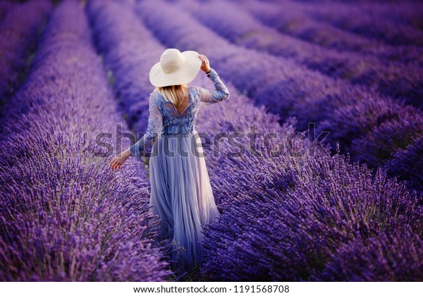 夕暮れに紫のドレスを着たラベンダー色の花畑の女性 プロヴァンス フランス の写真素材 今すぐ編集