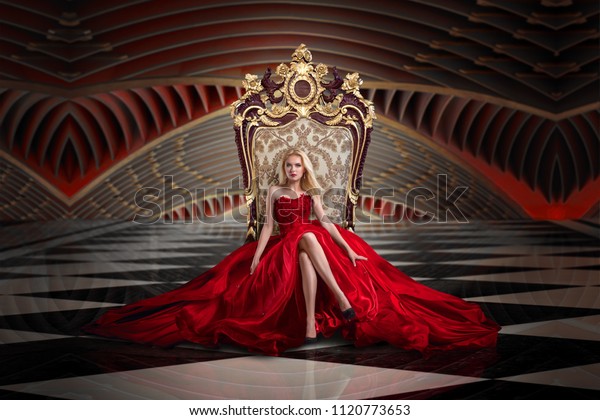 女王の玉座に座る豪華なガウンを着た女性 の写真素材 今すぐ編集