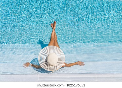 mujer en el lujoso balneario de 5 estrellas en la piscina. 