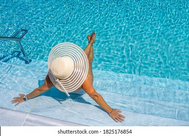 mujer en el lujoso balneario de 5 estrellas en la piscina. 