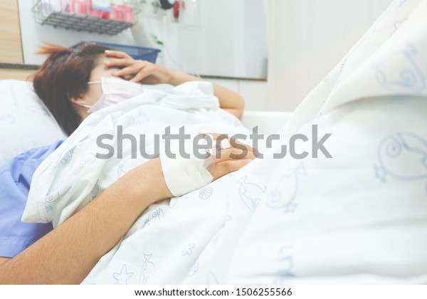 Frauen Die In Einem Krankenhausbett Liegen Stockfoto Jetzt Bearbeiten