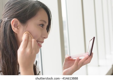 woman makeup in a public place
