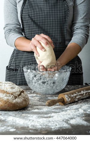 Foto Bild Frau beim Kneten von handwerklichem Brot auf Holztisch