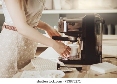 Frauen, die frische Espresso in der Kaffeemaschine machen. Kaffeemaschine macht Kaffee. Barista Coffee Maker Machine Grinder Portafilter Konzept