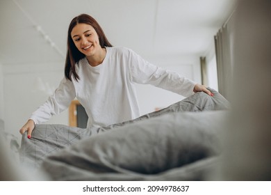 Frauen machen ihr Bett nach dem Schlaf morgens