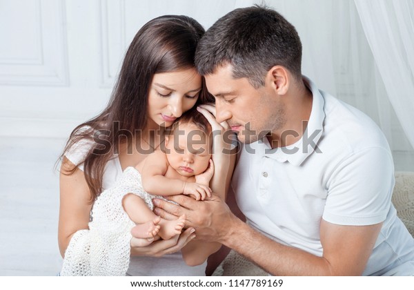 Descubra Mujer Y Hombre Sosteniendo A Un Imagenes De Stock En Hd Y Millones De Otras Fotos Ilustraciones Y Vectores En Stock Libres De Regalias En La Coleccion De Shutterstock Se Agregan Miles De Imagenes Nuevas De Alta Calidad Todos Los Dias