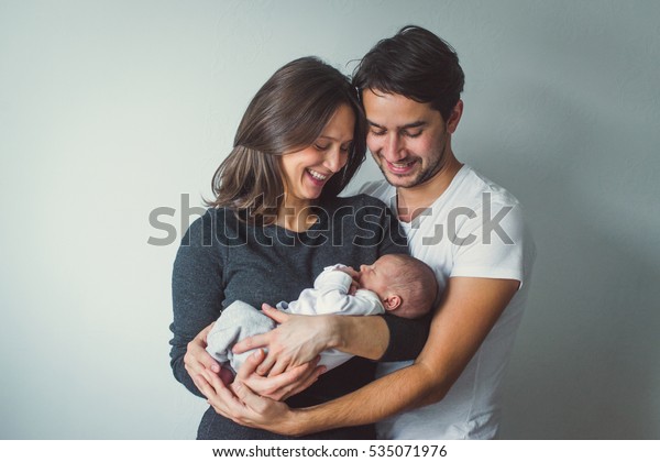 Descubra Mujer Y Hombre Sosteniendo A Un Imagenes De Stock En Hd Y Millones De Otras Fotos Ilustraciones Y Vectores En Stock Libres De Regalias En La Coleccion De Shutterstock Se Agregan Miles De Imagenes Nuevas De Alta Calidad Todos Los Dias