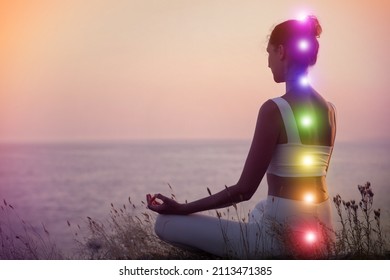 Mujer meditando cerca del mar. Esquema de siete chakras, ilustración