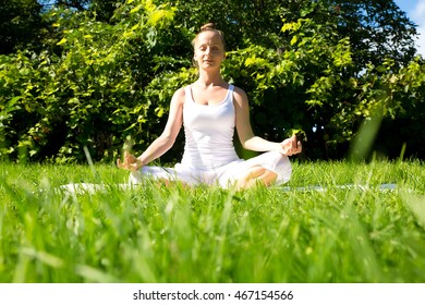 17,559 Woman meditating garden Images, Stock Photos & Vectors ...