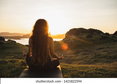 Frauen meditieren Yoga allein bei Sonnenaufgang Berge. Blick von hinten. Reisen Lifestyle spirituelles Relaxkonzept. Harmonie mit der Natur.