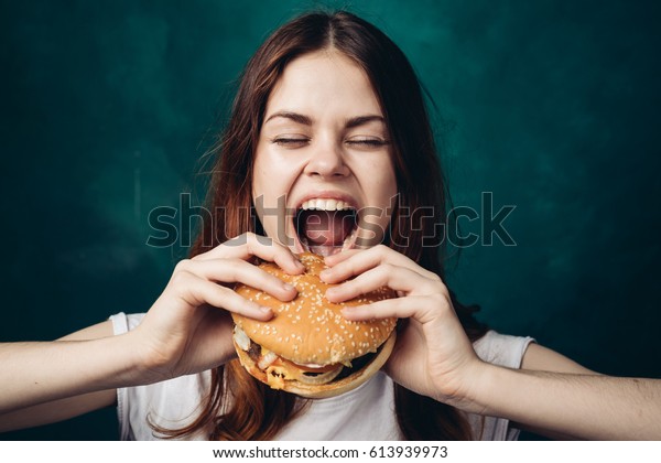 その女性は口を開いてハンバーガーを食べ 手にハンバーガーを ハンバーガーを持つ女性を食べた の写真素材 今すぐ編集