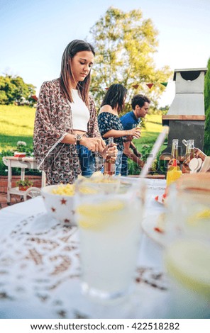 Similar – Gruppe von Freunden, die Spaß an einem Sommergrill haben.