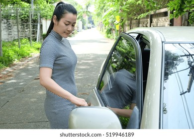 Woman Opening Car Door Stock Photo 519946189 | Shutterstock