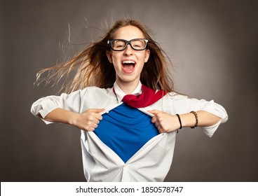 mujer abriendo su camisa como una superheroína. Concepto de líder empresarial