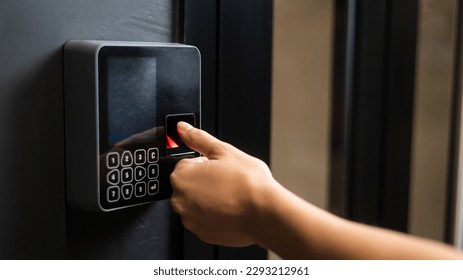 Una mujer abre la puerta con su huella dactilar. Bloqueo moderno de entrada sin llave. 