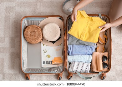 Mujer empacando maleta en casa. Concepto de viajes