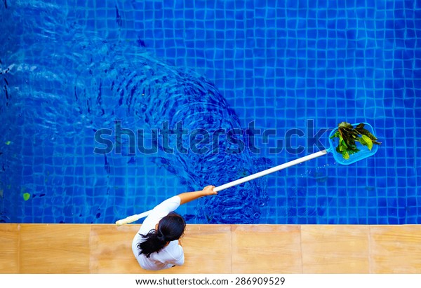 clean leaves out of pool