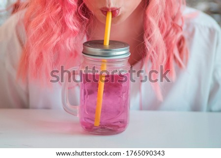 Similar – Foto Bild Junge, fitte Frau, die einen rosa Smoothie trinkt.