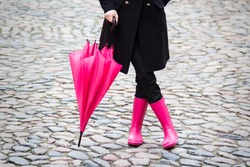 Femme Avec Parapluie Rose Et Bottes En Caoutchouc Rose