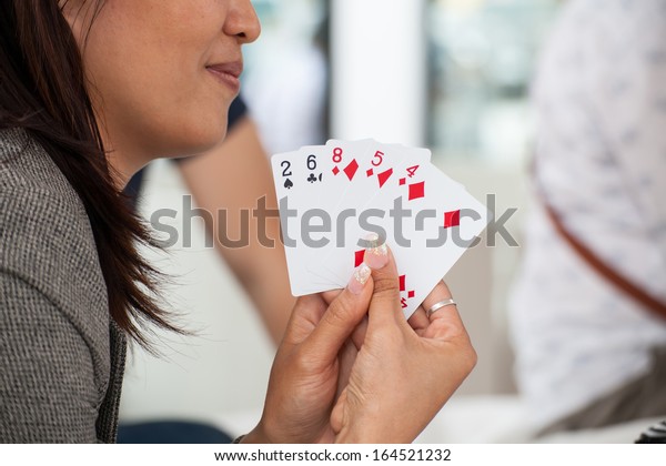woman play card with\
friend